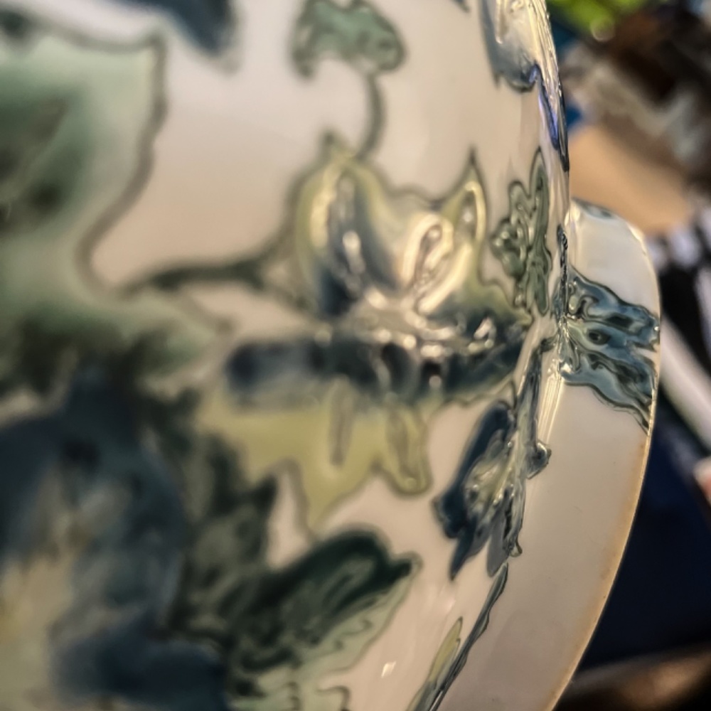 Asian Bowl with Bas-Relief Design of Ivy Leaves - Picture 8 of 12